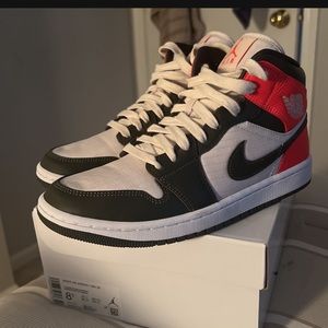 The Air Jordan 1 Mid SE “Light Orewood”